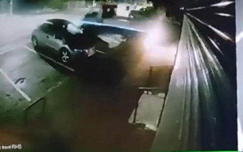 监控录像捕捉莫里森在南安普顿商店遭抢劫的时刻